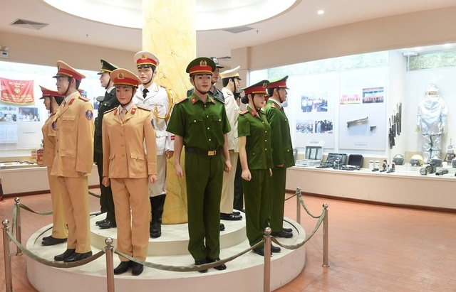 Hình ảnh gần gũi của Chủ tịch Hồ Chí Minh với Công an Nhân dân