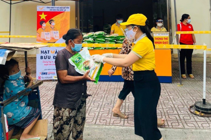 Người dân TP.HCM gặp khó khăn nhận quà hỗ trợ từ chương trình 'Hạt vàng Bưu điện' do Vietnam Post triển khai.