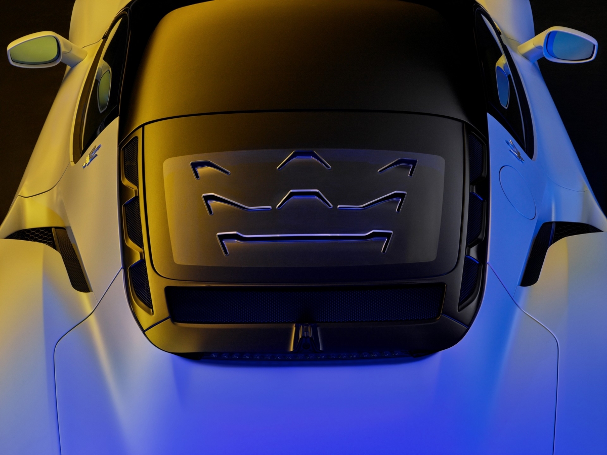Điểm nhấn đặc biệt nhất ở phía sau của xe có thể nói là phần nắp động cơ được dập nổi logo “đinh ba” của Maserati.