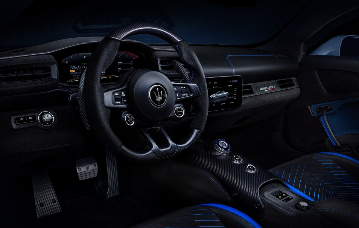 Nội thất bên trong của chiếc Maserati MC20 được trẻ hóa so với những chiếc xe khác đang được hãng bán ra. Xe sở hữu hai màn hình đồng kích thước 10 inch. Một màn hình được dùng để thay thế bảng đồng hồ analog trong khi màn hình còn lại là hệ thống thông tin giải trí của xe.