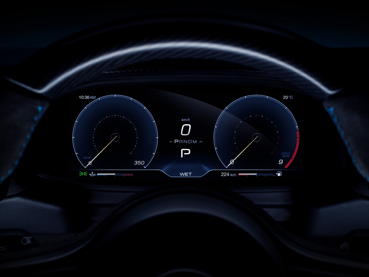 Bảng điều khiển trung tâm của Maserati MC20 được hoàn thiện bằng sợi carbon và có thể tùy chọn lên sợi carbon đúc. Khu vực này cũng có được bộ đế sạc điện thoại không dây và cụm núm chỉnh chế độ lái gồm năm chế độ: GT, Wet, Sport, Corsa và ESC Off.