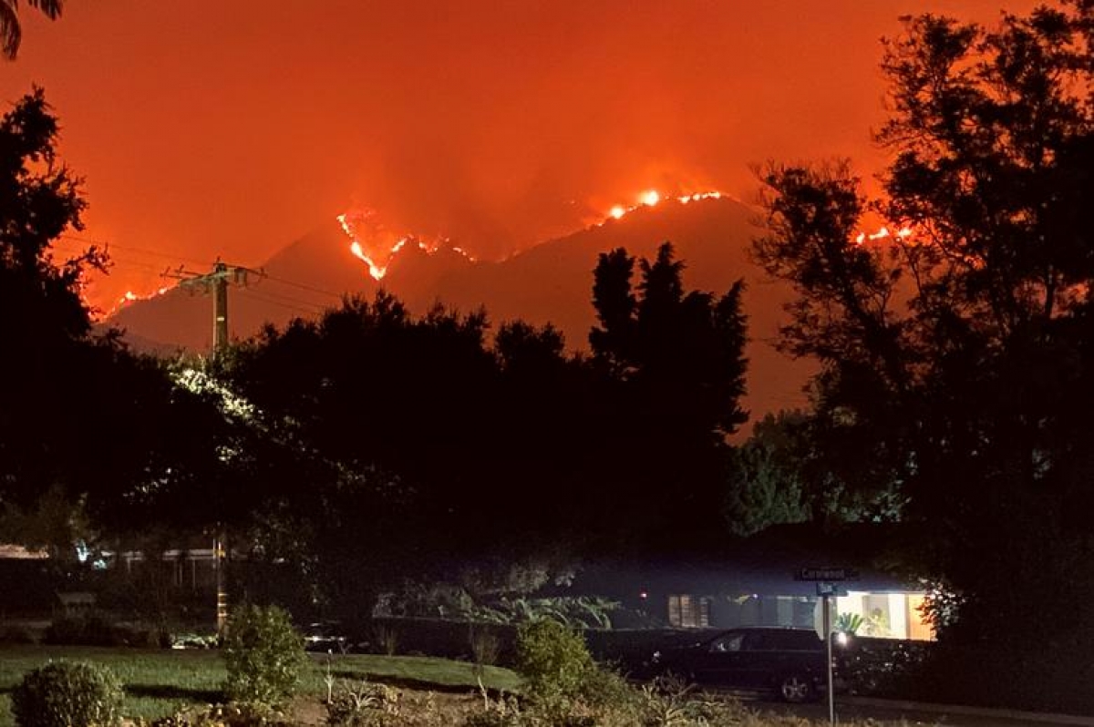 Trận cháy rừng Bobcat lan tới gần khu dân cư Sierra Madre và Arcadia ở California ngày 13/9. Ảnh: Reuters
