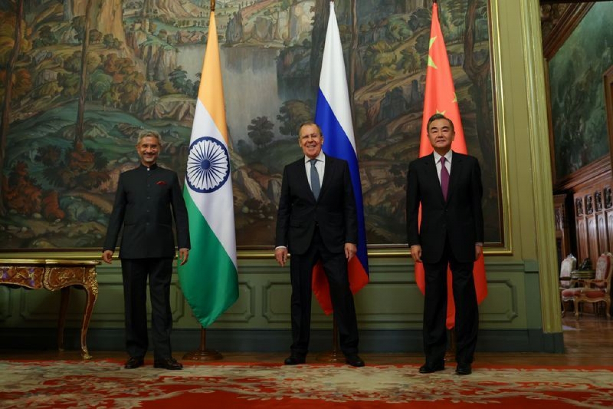 Ngoại trưởng Nga Sergei Lavrov (giữa), Ngoại trưởng Ấn Độ Subrahmanyam Jaishankar (trái) và Ngoại trưởng Trung Quốc Vương Nghị tại cuộc gặp ở Moscow đầu tháng 9/2020. Ảnh: EPA