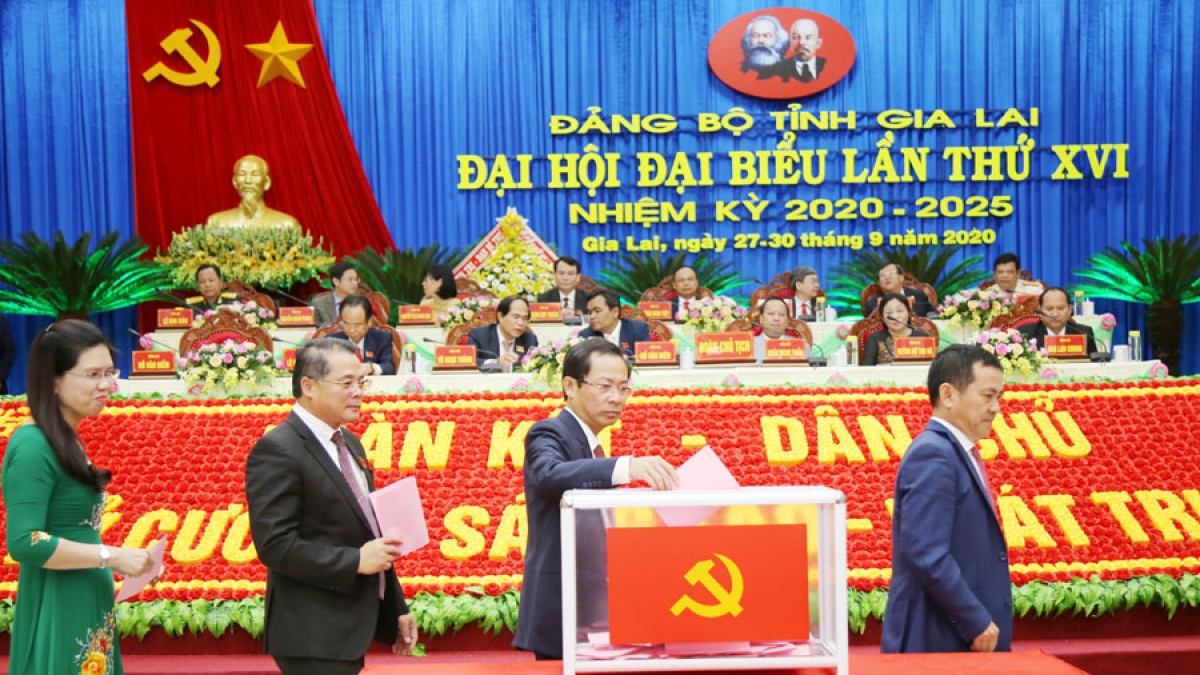 Đại hội Đảng bộ tỉnh Gia Lai tiến hành bỏ phiếu bầu 53 đảng viên vào Ban Chấp hành Đảng bộ tỉnh khóa XVI trong danh sách ứng cử gồm 59 đảng viên (Ảnh: Tỉnh ủy Gia Lai)
