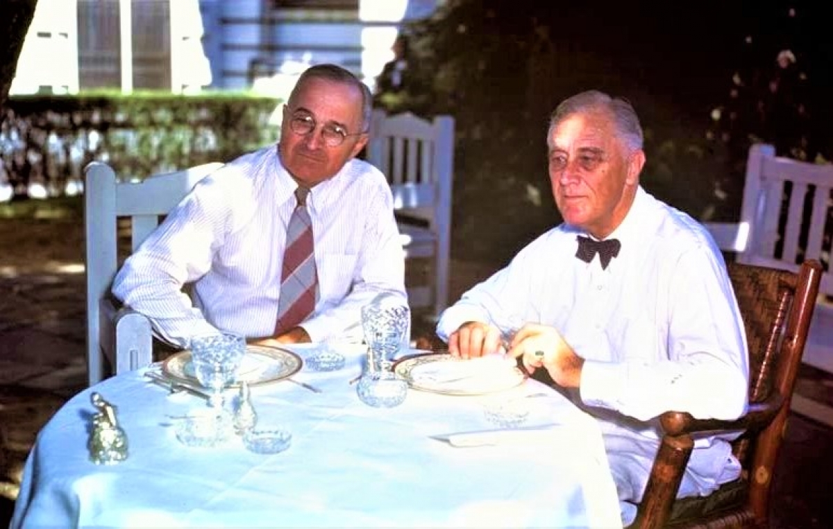 Tổng thống Franklin D. Roosevelt (bên phải) và Harry S. Truman; Nguồn: AP