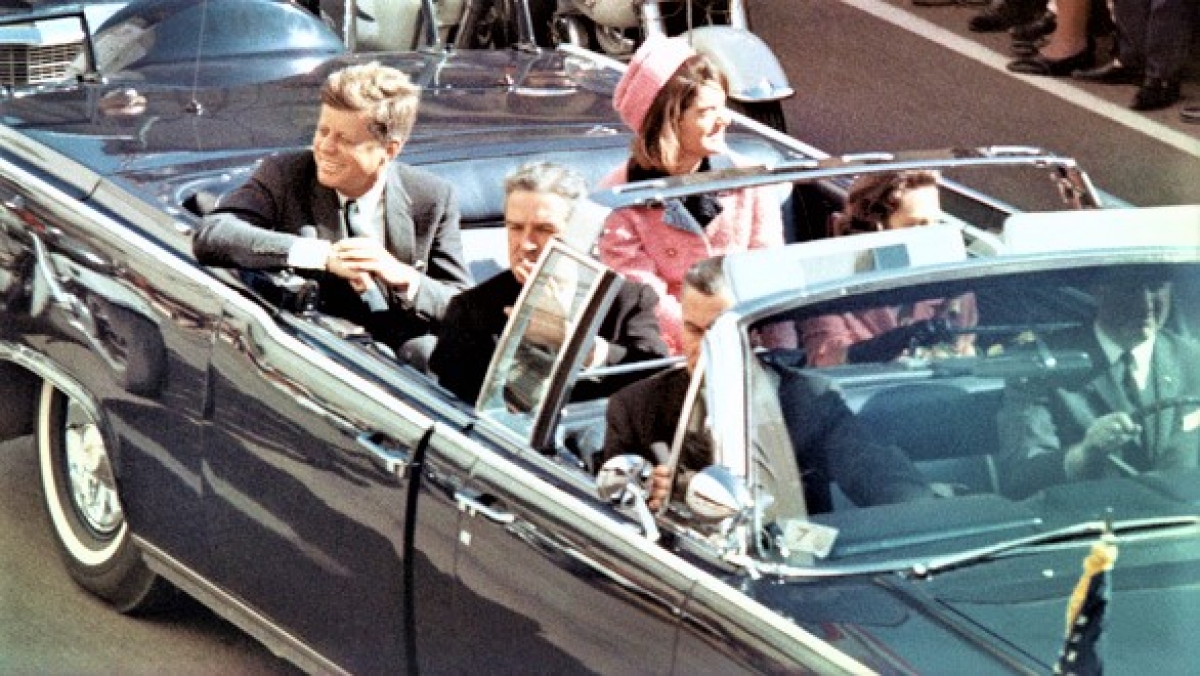 Tổng thống John F. Kennedy cùng phu nhân; Nguồn: History.com