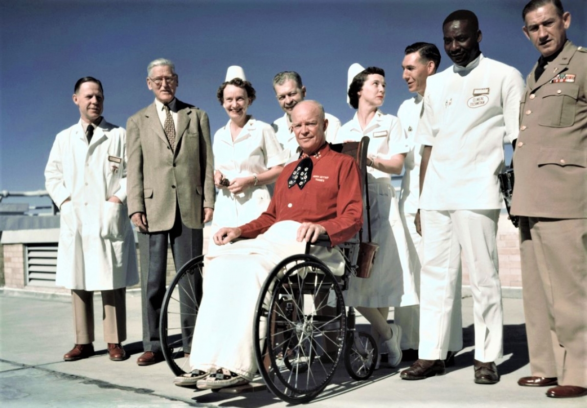 Tổng thống Eisenhower ngồi xe lăn; Nguồn: History.com