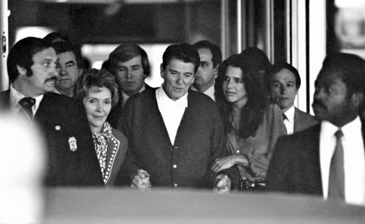 Tổng thống Ronald Reagan tại Bệnh viện Đại học George Washington; Nguồn: History.com