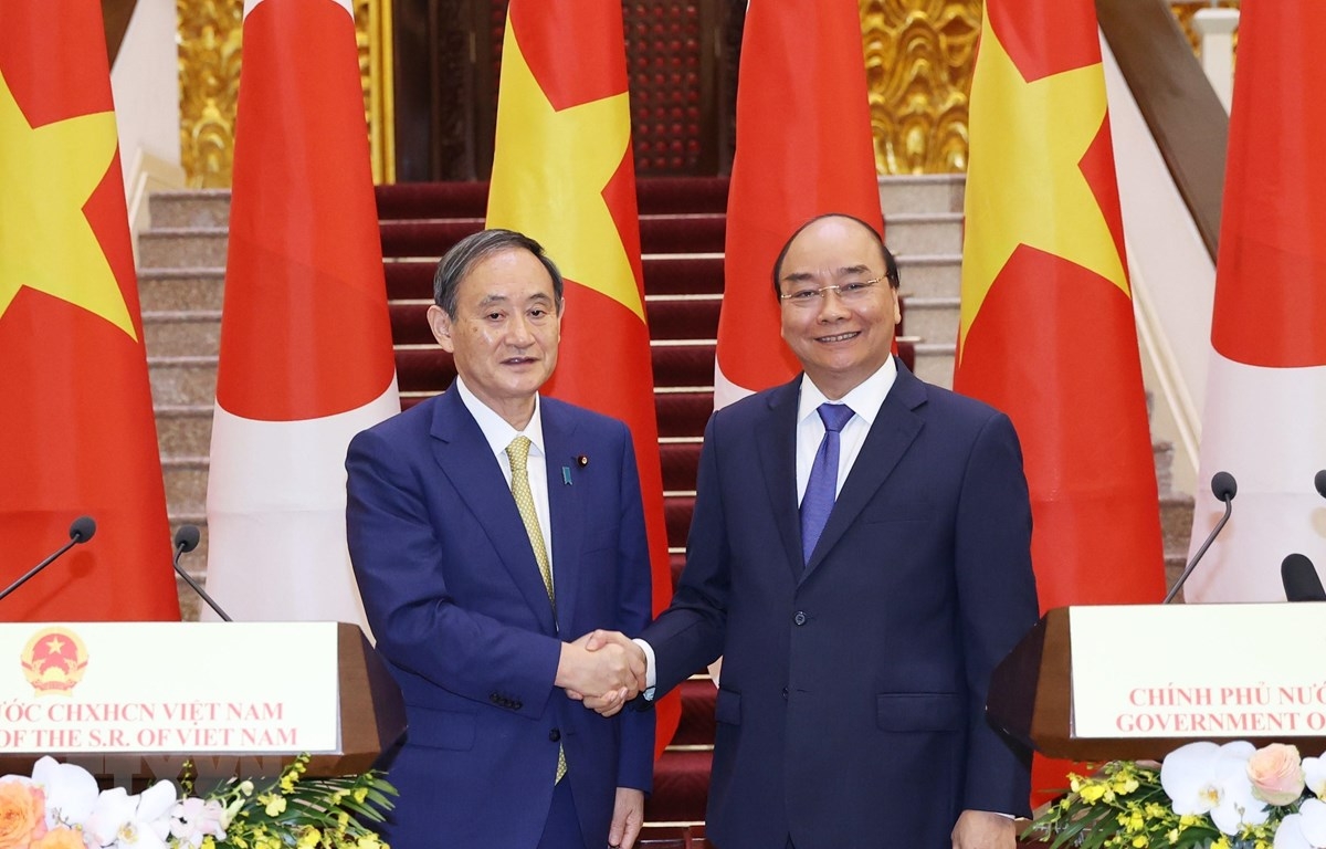 Thủ tướng Nguyễn Xuân Phúc và Thủ tướng Nhật Bản Suga Yoshihide tại buổi gặp gỡ báo chí. (Ảnh: TTXVN)