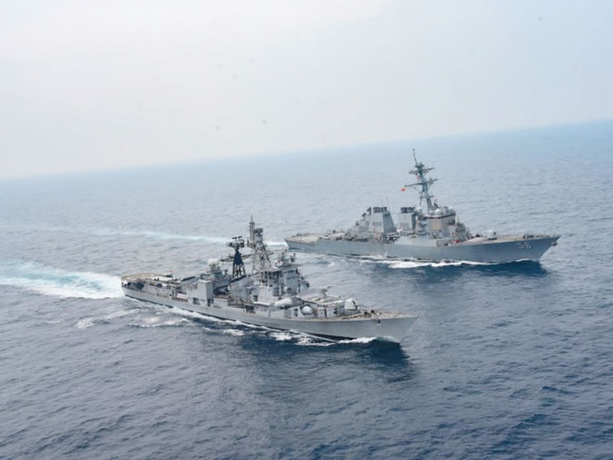 T&agrave;u khu trục USS John S.McCain (Mỹ) v&agrave; t&agrave;u khu trục INS Ranvijay trong cuộc tập trận Malabar năm nay. Ảnh: ANI.