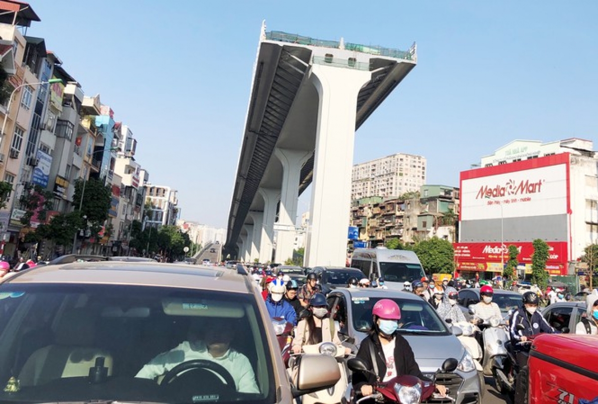 Phương &aacute;n n&agrave;o cũng kh&oacute; khả thi, chỉ khi th&ocirc;ng tuyến ho&agrave;n to&agrave;n từ Ng&atilde; Tư Sở xuống đến cầu Vĩnh Tuy khi đ&oacute; mới hạn chế được &ugrave;n tắc.