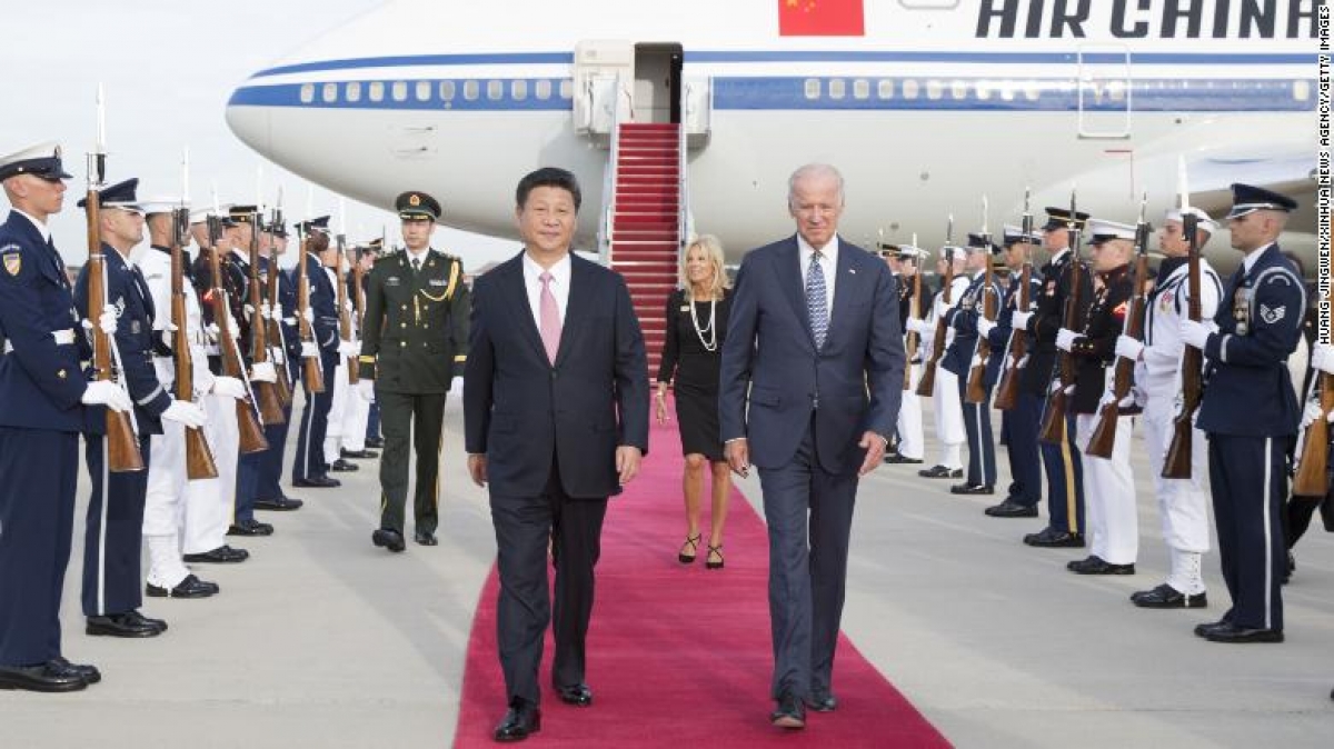 Chủ tịch Trung Quốc Tập Cận B&igrave;nh tiếp đ&oacute;n &ocirc;ng Biden trong chuyến thăm Trung Quốc năm 2015. Ảnh: CNN.