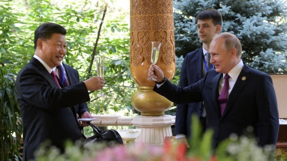 Tổng thống Nga Putin ch&uacute;c mừng sinh nhật Chủ tịch Trung Quốc Tập Cận B&igrave;nh nh&acirc;n dịp tham gia một hội nghị ở Tajikistan ng&agrave;y 15/6/2019. Ảnh: Reuters