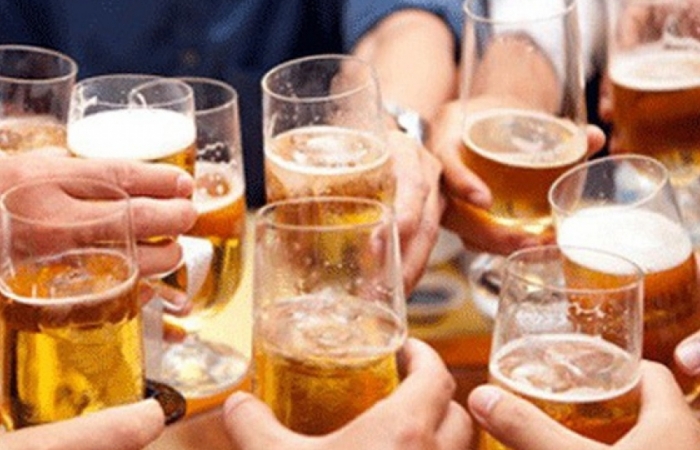 Phạt “sếp” để nhân viên uống rượu, bia trong giờ làm việc: Ai giám sát, ai phạt???