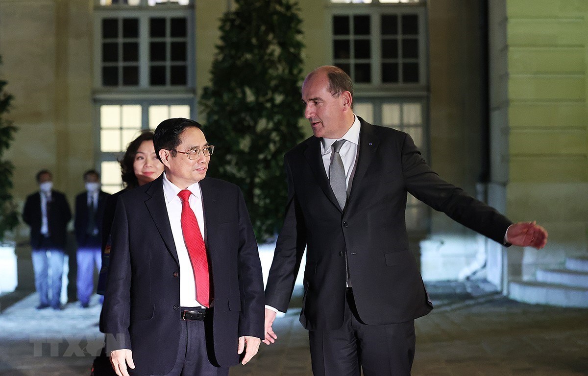 Thủ tướng Pháp Jean Castex đón Thủ tướng Phạm Minh Chính. (Ảnh: Dương Giang/TTXVN)