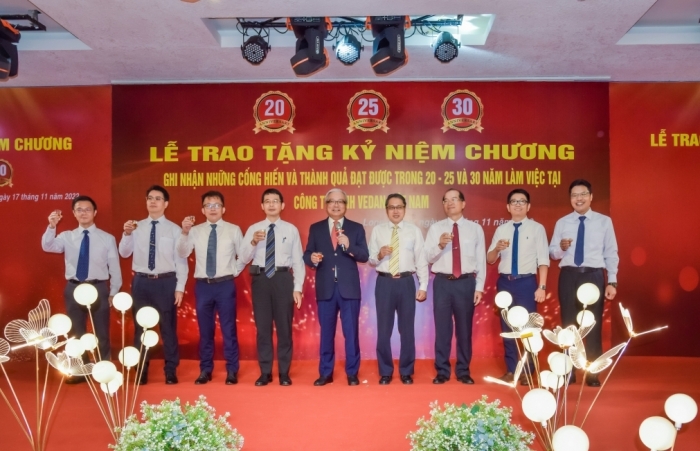 Vedan Việt Nam trao kỷ niệm chương cho hơn 200 nhân viên có thâm niên 20-25-30 năm