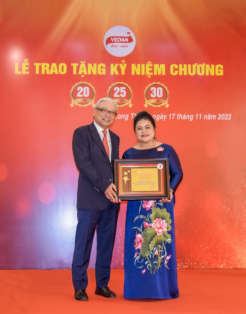 Vedan Việt Nam trao kỷ niệm chương cho hơn 200 nhân viên có thâm niên 20-25-30 năm