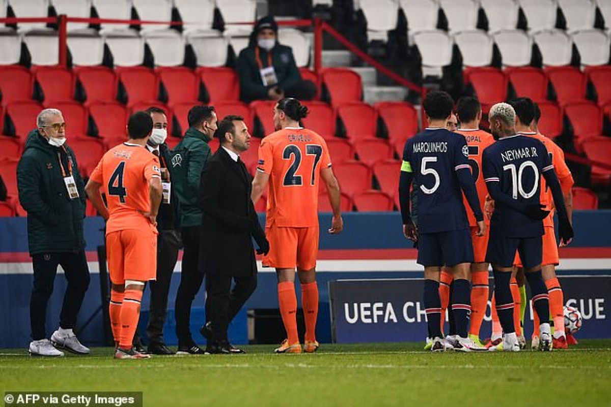 Trận đấu giữa PSG và Basaksehir bị hoãn ở phút 23 khi tỷ số đang là 0-0.