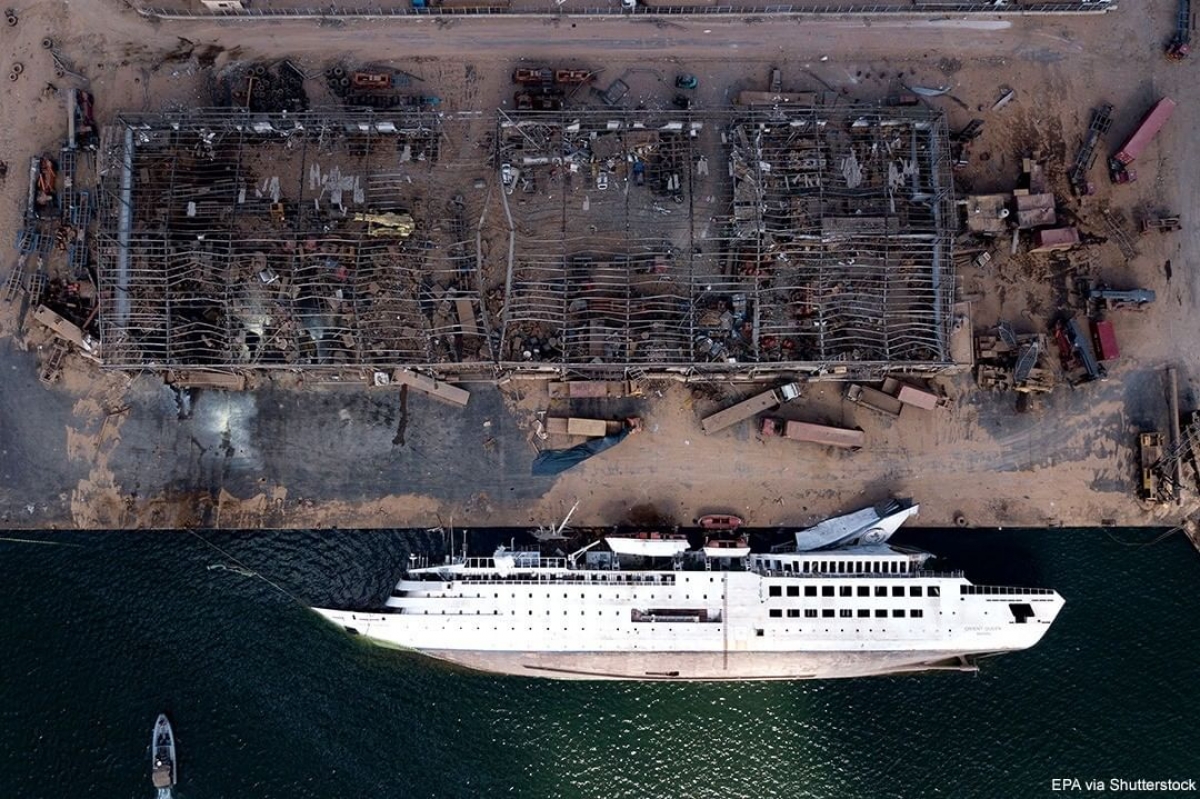 Một con tàu bị lật sau vụ nổ lớn ngày 4/8 tại khu vực cảng ở thủ đô Beirut, Lebanon. Vụ nổ đã khiến ít nhất 171 người thiệt mạng và hơn 6.000 người khác bị thương. Ảnh: Shutterstock