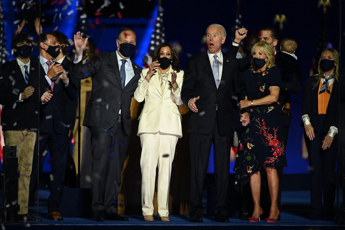 Tổng thống đắc cử Joe Biden cùng vợ Jill Biden và Phó tổng thống đắc cử Kamala Harris cùng chồng Douglas Emhoff vui mừng sau khi truyền thông Mỹ tuyên bố ông Biden là người chiến thắng vào ngày 7/11, 4 ngày sau cuộc bỏ phiếu. Ảnh: Getty Images