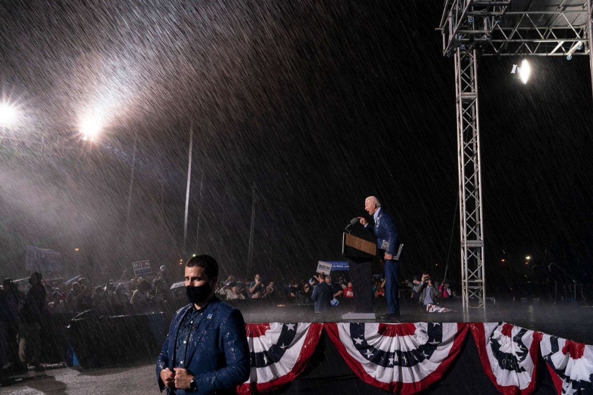 Ông Joe Biden đội mưa vận động tranh cử tại bang chiến địa Florida ngày 29/10. Ảnh: Getty Images 