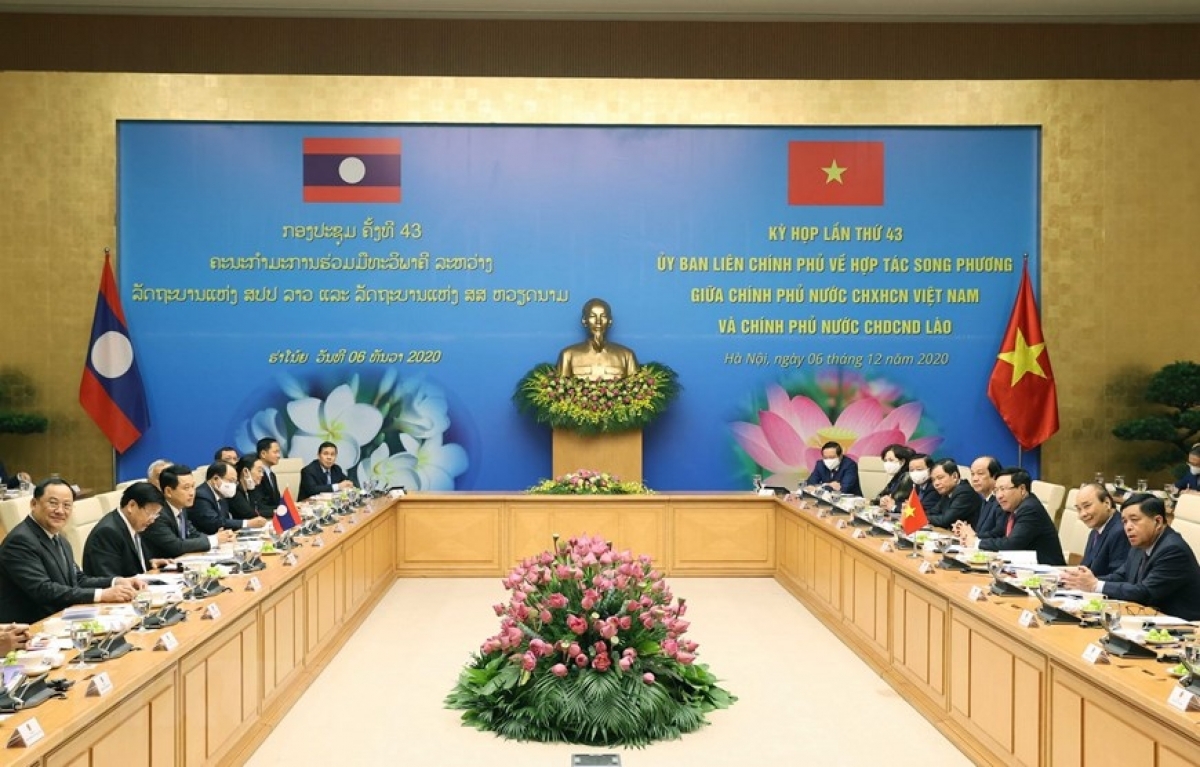 Từ ngày 4-6/12/2020, Thủ tướng Thongloun Sisoulith tiếp tục thăm Việt Nam và đồng chủ trì Kỳ họp lần thứ 43 Ủy ban liên Chính phủ về hợp tác song phương Việt Nam - Lào, với kết quả là 17 thỏa thuận hợp tác đã được ký kết.  (Ảnh: TTXVN)