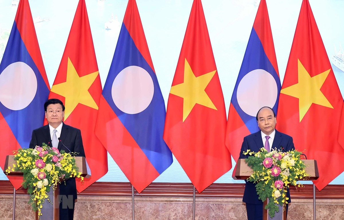 Thủ tướng Nguyễn Xuân Phúc và Thủ tướng Lào Thongloun Sisoulith họp báo chung sau khi kết thúc Kỳ họp lần thứ 43 Ủy ban liên Chính phủ Việt - Lào. (Ảnh: Thống Nhất/TTXVN)
