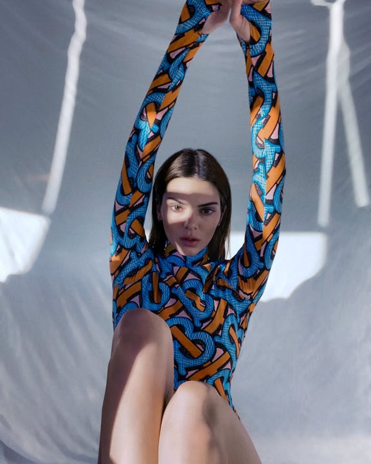 Kendall Jenner tự thực hiện những bức hình quảng bá cho bộ sưu tập mới của Burberry tại nhà. 