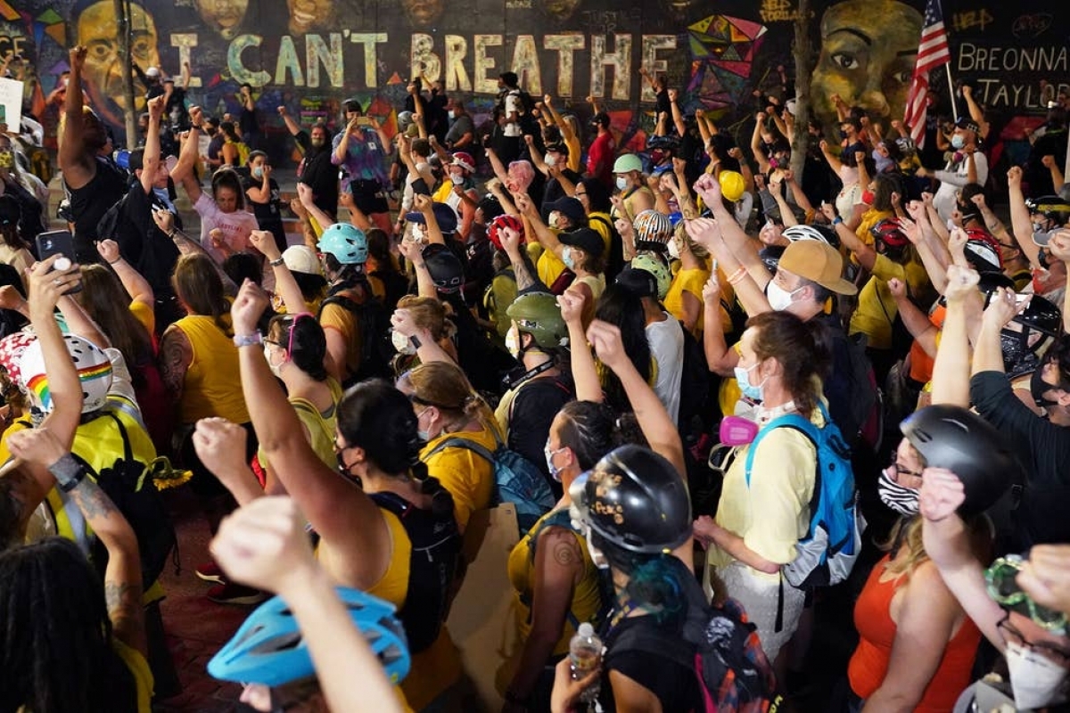 Những người biểu tình diễu hành qua một bức tranh trên tường ghi lại những lời cuối cùng của George Floyd - "I can't breath" (Tôi không thở được). Ảnh: Getty Images