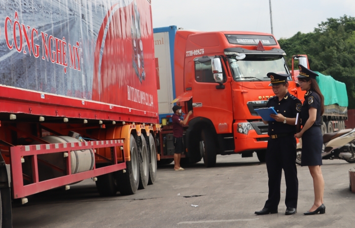 Hải quan Lào Cai phối hợp làm thủ tục cho 40.000 lượt ô tô Trung Quốc nhập cảnh